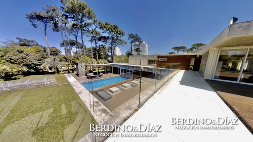 Espectacular Residencia Minimalista Con Amplio Parque A Metros De La Mansa- Ref: 539