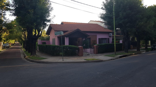 Imagen 1 de 11 de Casa En Esquina Del Barrio Dálmine