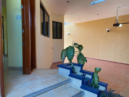 Casa De Dos Niveles En Venta En El Fracc. Virginia En Boca Del Río, Veracruzubicada En Uno De Los Fraccionamientos De Mayor Plusvalía En El Puerto De Veracruz, A 50m De La Ave. Juan Pablo Ii