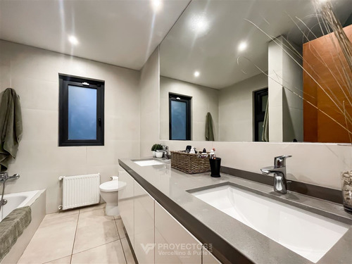 Casa En Venta De 8 Dorm. En Lo Barnechea