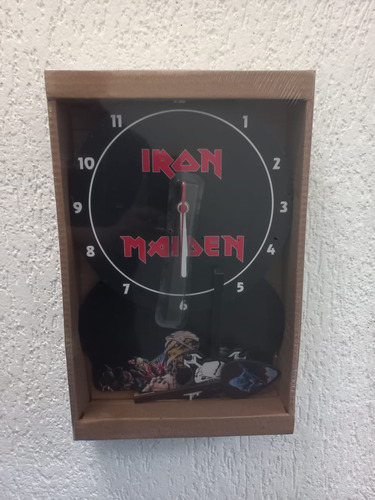 Relógio De Parede Iron Maiden Mdf C Pêndulo 