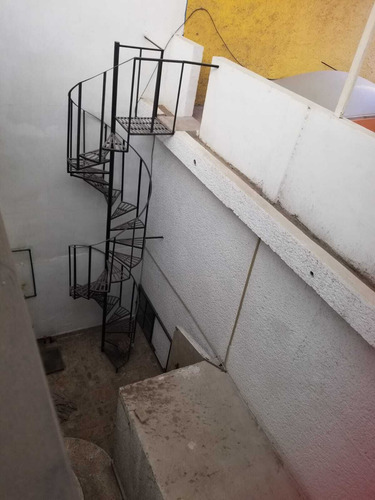 Jardines De Cerro Gordo, Ecatepec, Edo. De Méx., Casa Con Local En Renta.