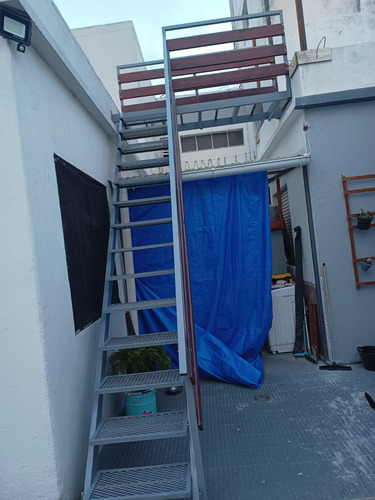 Escalera En Hierro Y Madera Gris