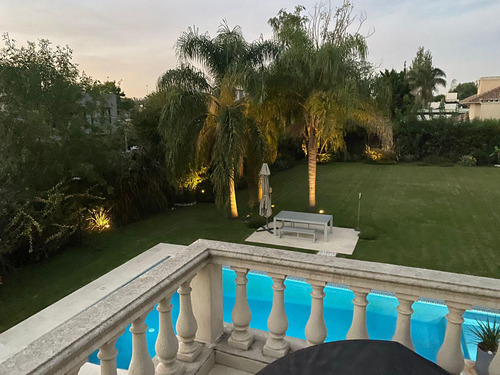 Hermosa Propiedad En Venta En Barrio Privado Santa Ana