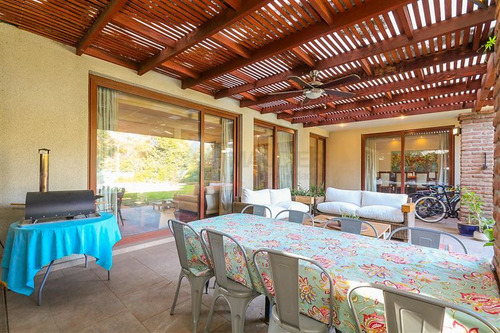 Casa En Venta De 5 Dorm. En Las Condes