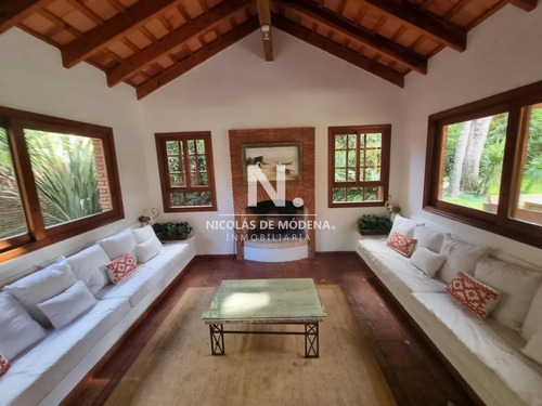 Vende Espectacular Casa En Beverly Hills - Punta Del Este De 2 Plantas Con Piscina, Parrillero