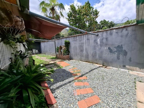En Venta Amplia Y Hermosa Casa Con Apartamento En El Limon Db 25-4638