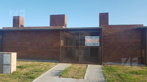 Urbanización Docta, Venta Casa 2 Dormitorios, Asador Y Pileta. Seguridad Las 24hs.