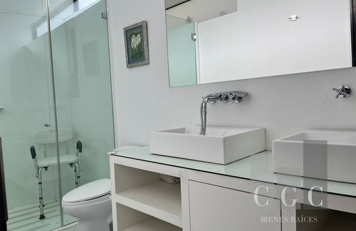 Imagen 22 de 30 de Este Departamento En Realidad Es Una Casa Con Los Beneficios