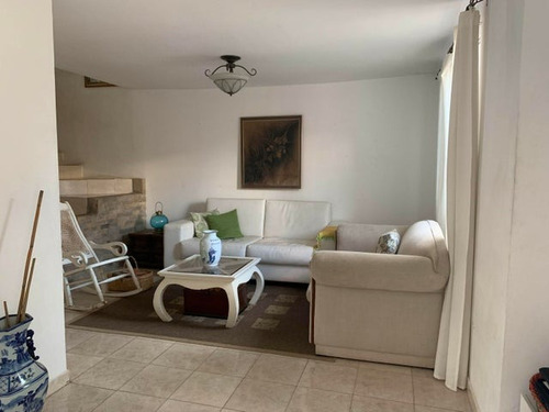 Imagen 3 de 27 de Townhouse En Venta De Dos Niveles Estilo Mediterraneo Cocina Empotrada E Iluminada Monteserino San Diego
