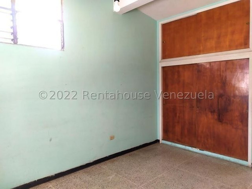 Imagen 6 de 30 de Casas En Venta Zona Centro - Este De Barquisimeto Cod # 23-12140 Centrica Y Con Potencial Comercial. Asesor Inmobiliario Katty Vasquez 412-1498654. Pide Tu Cita! Excelente Oportunidad De Negocio!!....