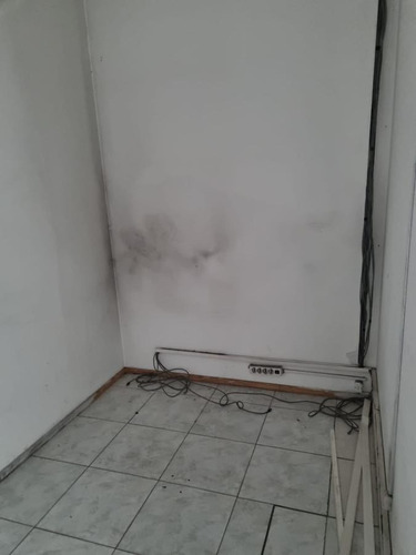 Imagen 7 de 19 de Local -18 De Julio Entre Roxlo Y Minas , 5,5 Mts De Frente , 275 M2 !!