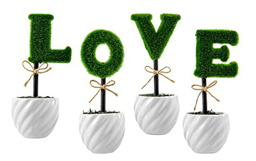 Topiarios Decorativos Con Formas De Letras  L-o-v-e  En Mace