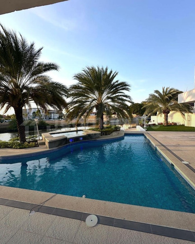 Teamhouse+ Ofrece En Venta Lujosa Casa En Las Villas