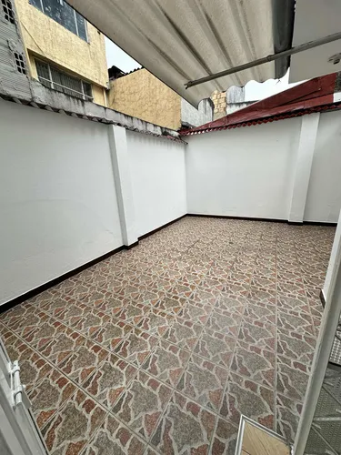 Apartamento De 2 Habitaciones Y 1 Baño Con Un Un Patio Grand