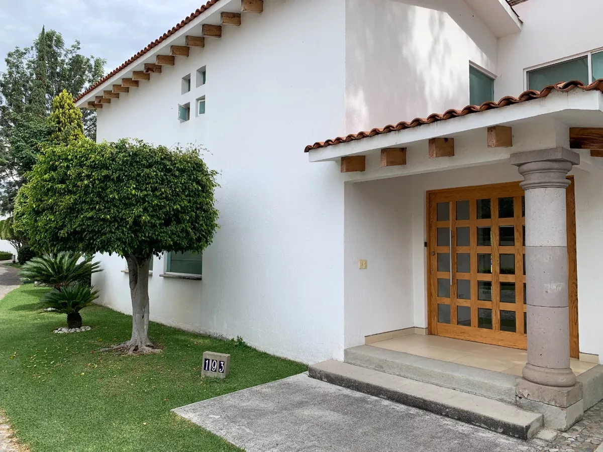 Excelente Oportunidad: Se Vende Espectacular Casa Con Amplio Jardin En Kloster Sumiya, Cuernavaca