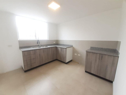 Linda Casa Nueva X Estrenar Esquinera En Ibarra, Se Puede Recibir Carros X Parte De Pago, Sector Muy Seguro Y Tranquilo