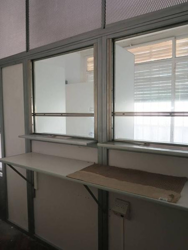 Edificio De Oficinas Entre Medianeras De Arquitectura Clasica