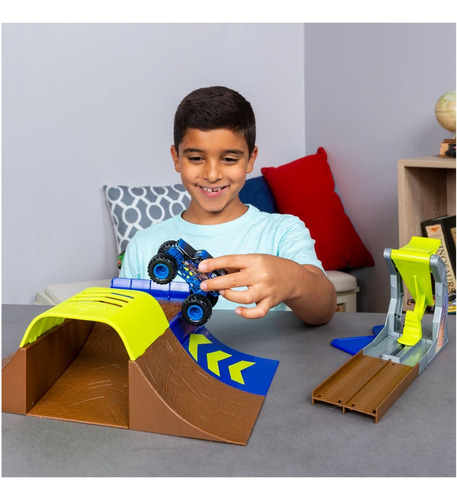 Monster Jam, Champ Ramp Freestyle Playset Con Exclusivo Cami