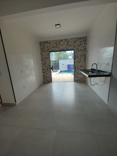 Casa Com Dois Quartos Sendo Uma Suíte, Piscina