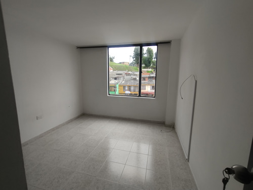 Arriendo Apartamento En $1.200.000 Por La Cancha De Villa Carmenza 