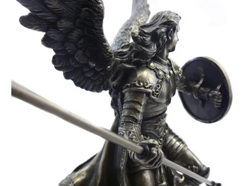 Imagen de la estatua de coleccionista del Arcángel Rafael, color bronce de San Rafael