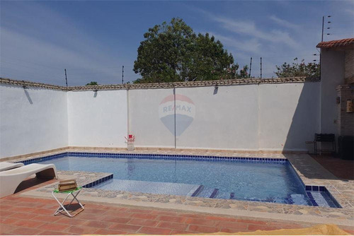 Imagen 5 de 14 de Vendo Casa Con Piscina En Laurelty, Luque: 3 Habitaciones