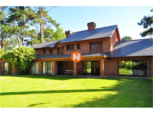 Casa En Venta Y Alquiler, Golf, Punta Del Este, 4 Dormitorios.- Ref: 205929