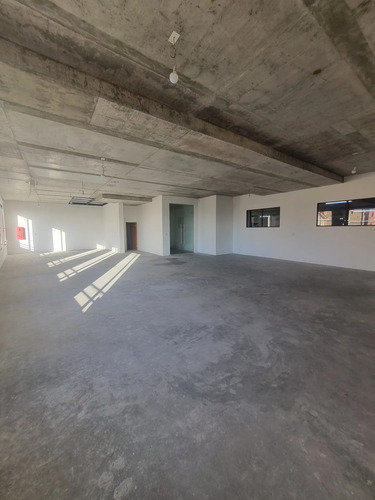 Edificio De 3 Pisos Con Locales Comerciales En Arriendo.