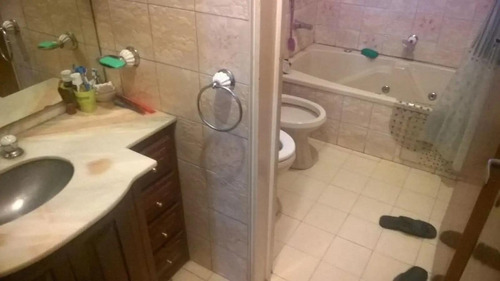 Casa En Venta - 4 Dormitorios 4 Baños - Cocheras - 303mts2 - Lanús