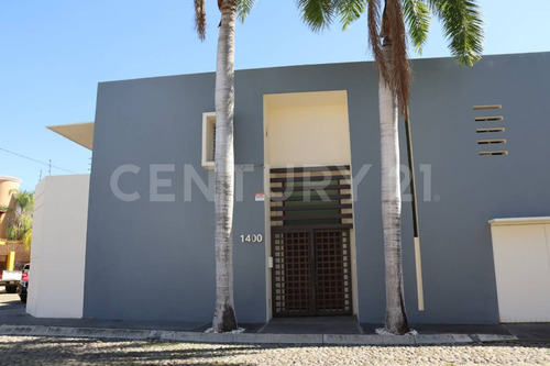 Residencia En Venta En Esquina Con Alberca En Residencial Santa Bárbara Colima