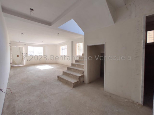 Townhouse En Obra Gris En Urb Andres Bello Maracay, Financiamiento Disponible. 23-18761 More