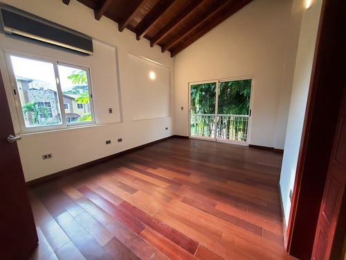 Casa En Alquiler Con Campo De Golf Y Terraza En Villas De San Diego Counry Club.