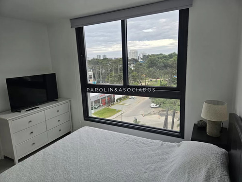 Apartamento En Venta De 2 Dormitorios En Edificio View, Punta Del Este.