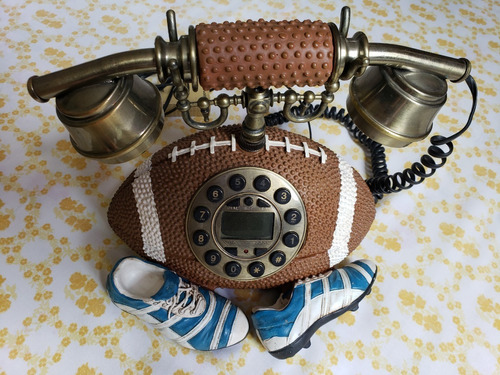 Teléfono Tipo Antiguo, Balón De Rugby Y Zapatos, Operativo