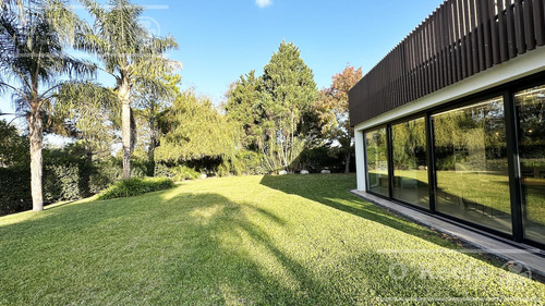 Imagen 7 de 30 de Casa En Venta De Categoría De Seis Ambientes En Abril Club De Campo