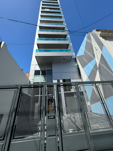 En Venta Depto En Edif. Fte En Excelente Ubicacion Con Balcon Y Cochera En Lanus (082)