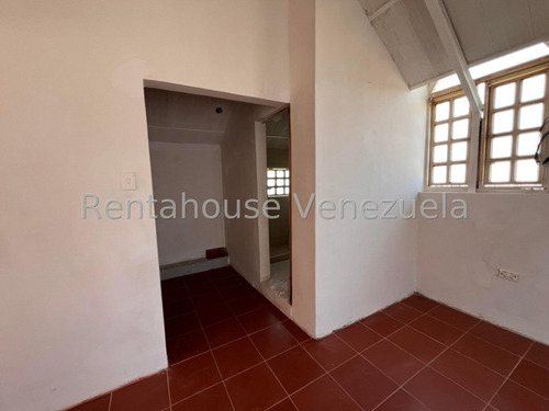 Buena Casa Tipo Townhouse En Venta En Santa Rosalía Cagua Hermoso Jardín Excelente Zona Agua Seguridad Nela 25-21613