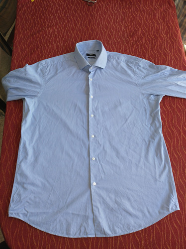 Camisa Hugo Boss. 