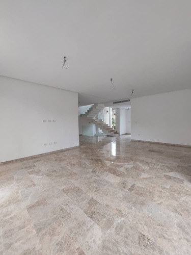 En Cumbres De Guataparo Townhouse A Estrenar Vende Saúl Osío