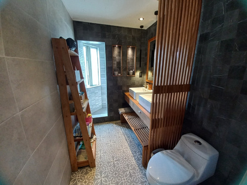 Casa De Arquitectura Única Y Preciosos Jardines Y Entorno