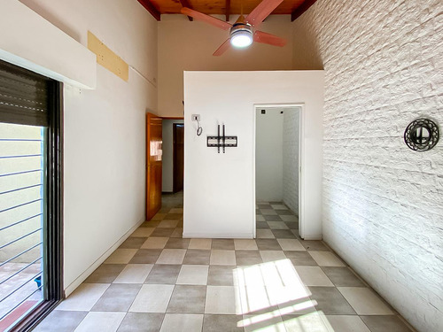 Casa De Tres Dormitorios En Venta En Capitan Bermudez Con Cochera Y Patio