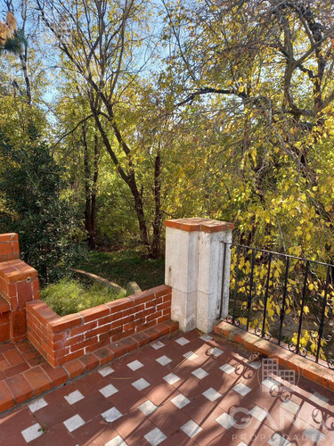 Venta Oliveros , Importante Propiedad En Lote De 17.761 M2, 3 Dormitorios, Pileta, Parrillero. 2 Garage.