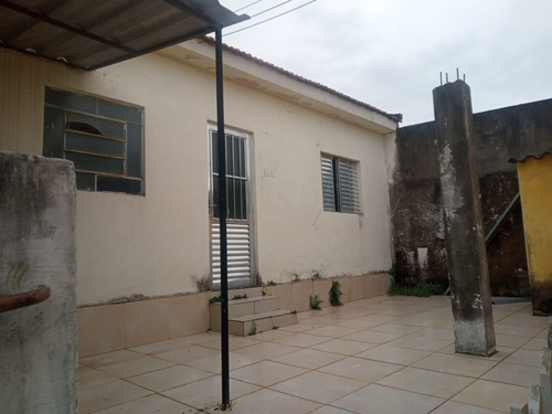 Casa De Três Quartos E Dois Banheiros Com Edícula