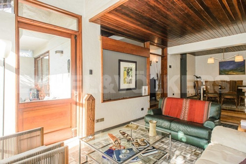 Casa Con Amplios Espacios Y Excelente Iluminación