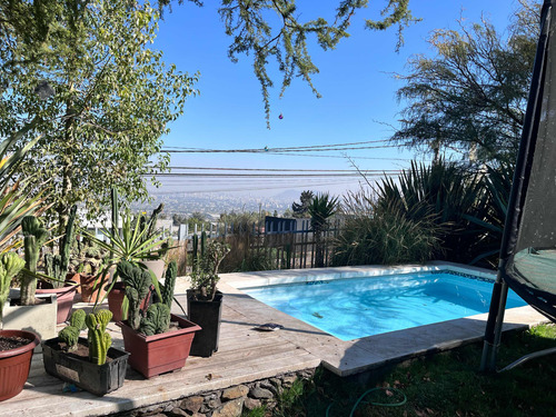 Casa En Condominio Con Excelente Vista A Santiago. 4 Dorm