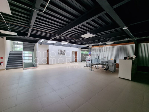 Edificio De Oficinas En Venta En Lomas De Querétaro, Con Recepción Y Sala De Jun