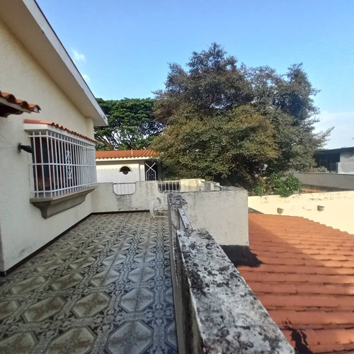 Ra Venta De Casa En Esquina Urb La Viña En Calle Cerrada Con Vigilancia  Cod. 235100