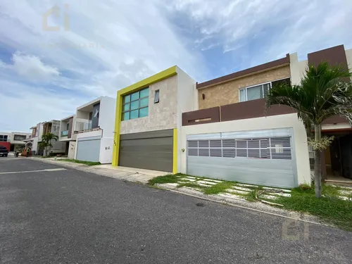 Casa En Venta En Veracruz, Fracc Lomas Del Sol Con Acceso A Playa Y Club De Playa
