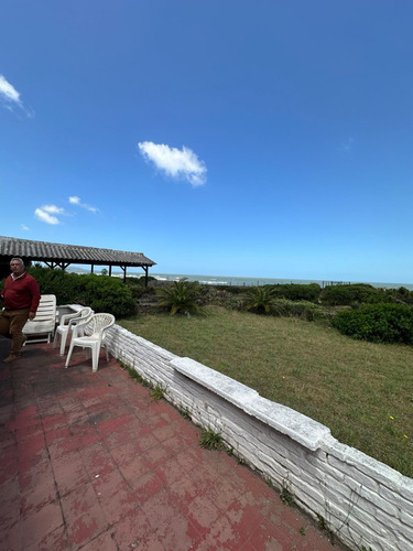 Exclusiva Residencia De Época A Pie De Playa Con Un Terreno Natural Y Vistas Espectaculares